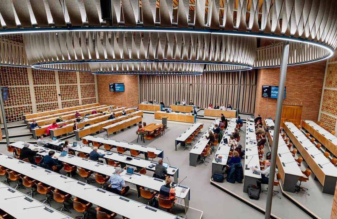 Sitzungssaal als Bild für Parlament, Kommissionsarbeit, Governance und Entscheidungen