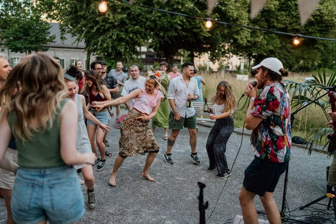 Publikum und Live-Musik bei einem öffentlichen Kultur- und Community-Format