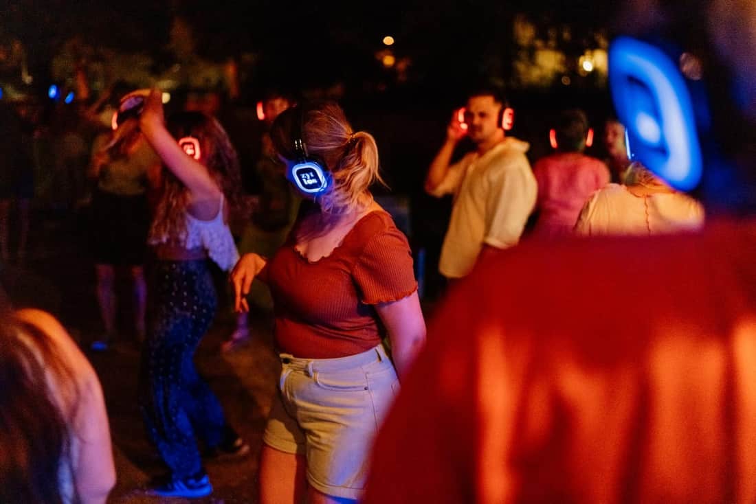 Zytlos Community-Format mit Silent-Disco-Kopfhörern und Publikum