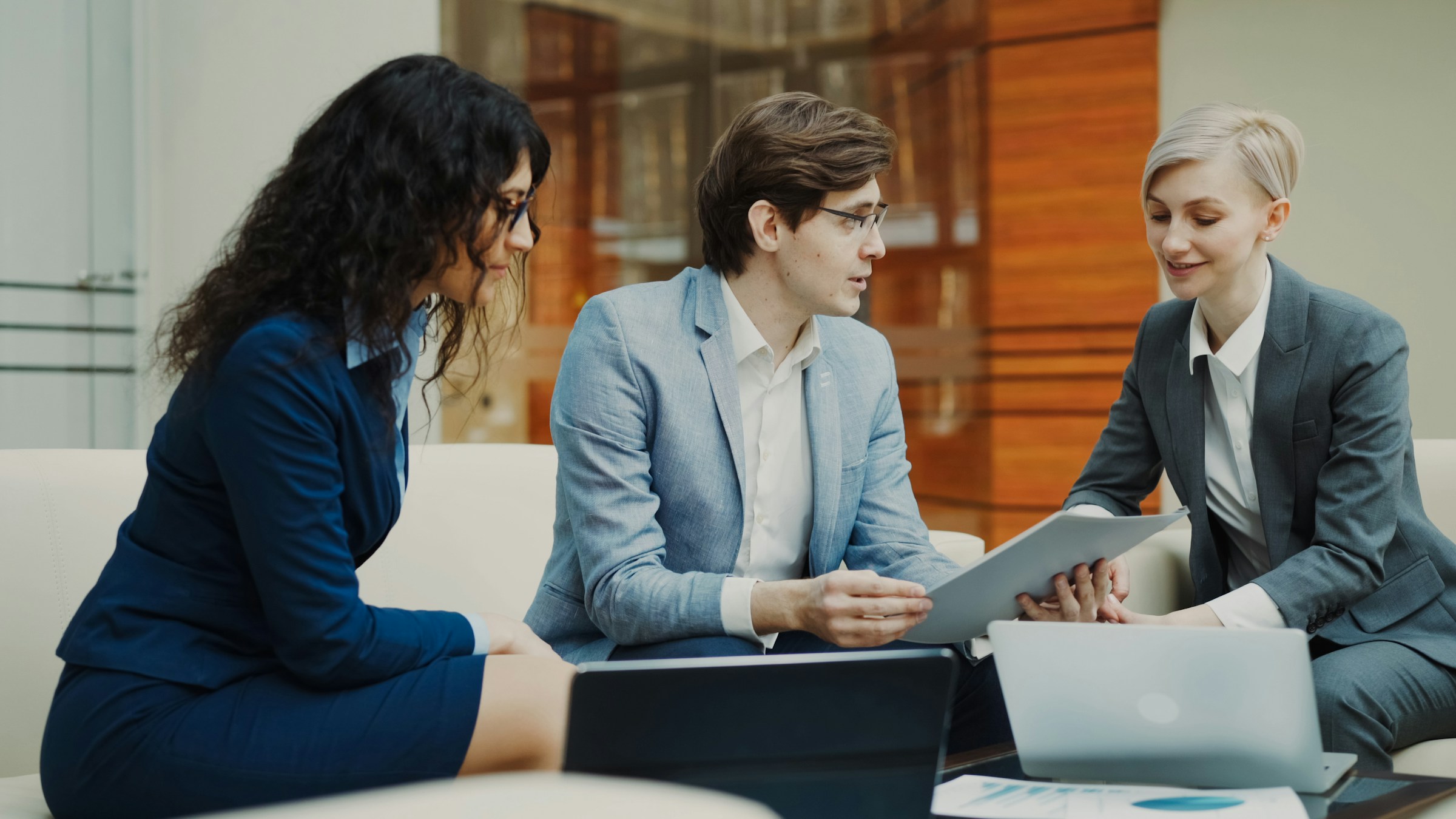 Menschen besprechen Unterlagen in einer professionellen Sitzung
