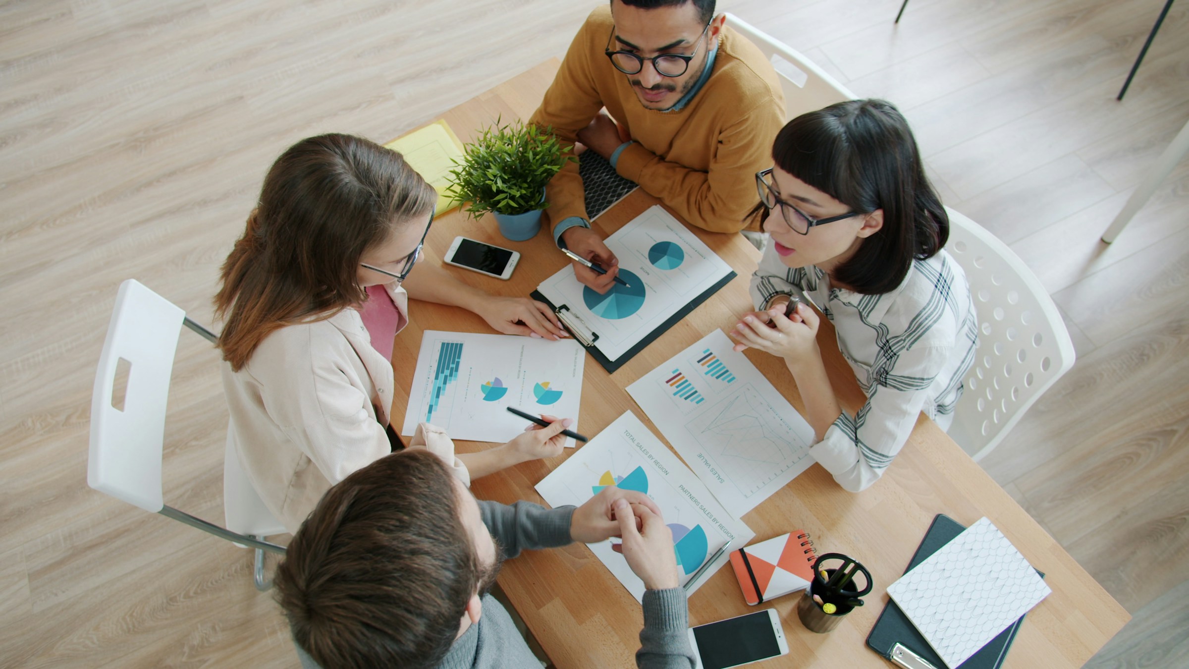 Projektteam arbeitet an Unterlagen, Diagrammen und Zeitplanung
