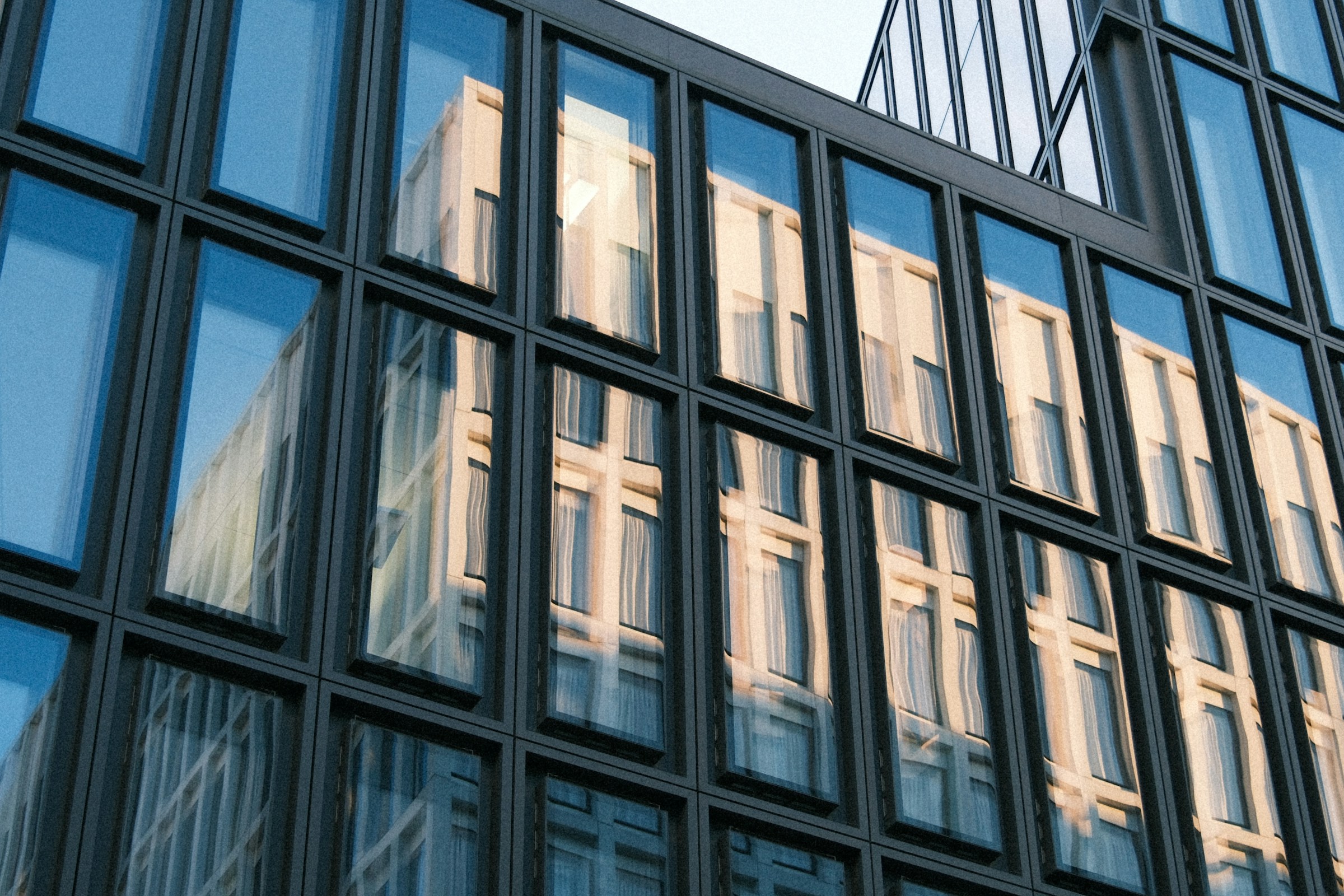 Zürcher Architektur mit Glasfassade und klarer Struktur